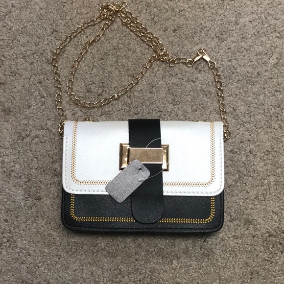 ✨SOLD🎉Black & White Embroidered Detail Chain Bag - Picture 2 of 4